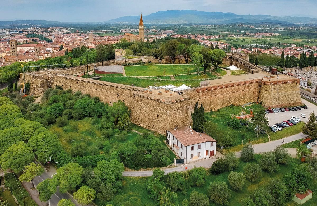 Civico83 - B&B ad Arezzo: la location perfetta per godersi la magia del Saracino, la bellezza di Arezzo Città del Natale e la tradizione della Fiera Antiquaria. Prenota ora il tuo soggiorno presso il nostro B&B e scopri la comodità e l'ospitalità che offriamo ai nostri ospiti.