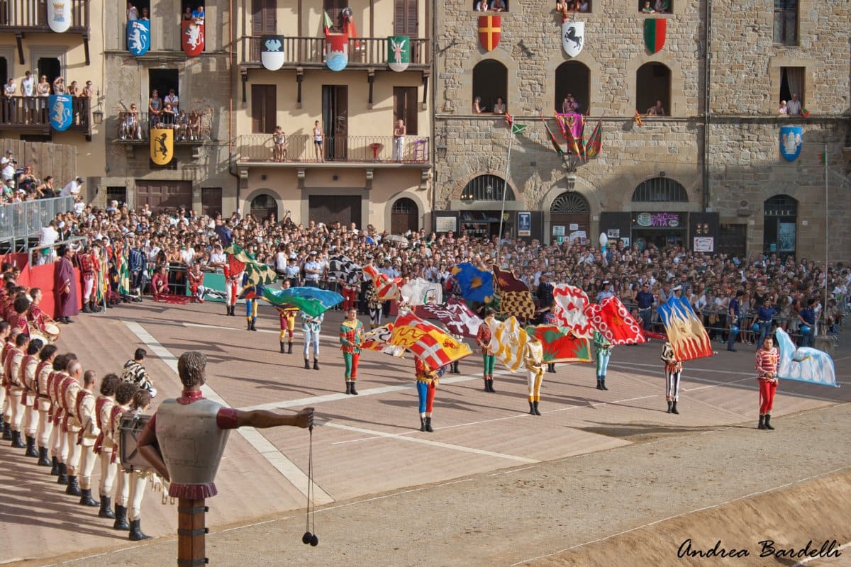 Civico83 - B&B ad Arezzo: la location perfetta per godersi la magia del Saracino, la bellezza di Arezzo Città del Natale e la tradizione della Fiera Antiquaria. Prenota ora il tuo soggiorno presso il nostro B&B e scopri la comodità e l'ospitalità che offriamo ai nostri ospiti.